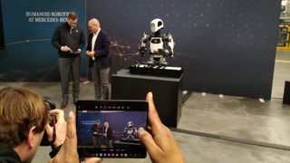 Jeff Cardenas (l.), Co-Founder von Apptronik und Jörg Burzer unterschreiben im Mercedes-Werk Marienfelde die symbolische Vereinbarung zur Zusammenarbeit. (Bild: Thomas Günnel – VCG)