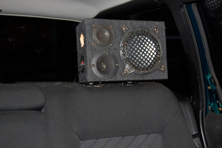 Hier hat der Fahrer eine Kopfstütze durch Lautsprecher ersetzt. Auch wenn Kuschelrock läuft, ist das eigentlich nichts zum Anlehnen. (Foto: KÜS)