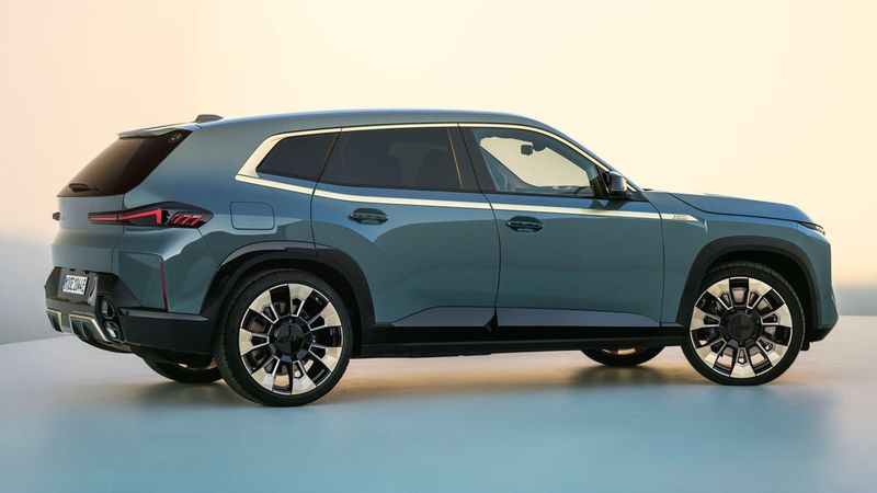 Der BMW XM ist etwa fünf Meter lang.  (Bild: BMW)