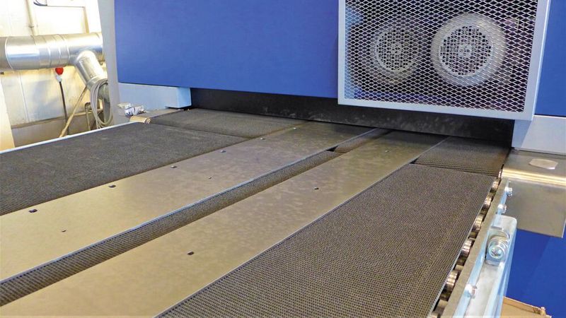 Entgratet, verrundet und ohne Oxidschicht schiebt die Stahlbürstmaschine das Fertigteil auf das Abnahmeband. (Springfeld)