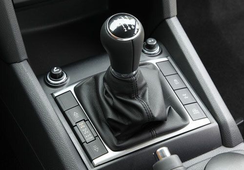 Als Alternative zum manuellen Sechsganggetriebe (mit Schaltempfehlung) fehlt eine Automatik, die nicht nur im Gelände ihre Vorteile hätte. (Archiv: Vogel Business Media)