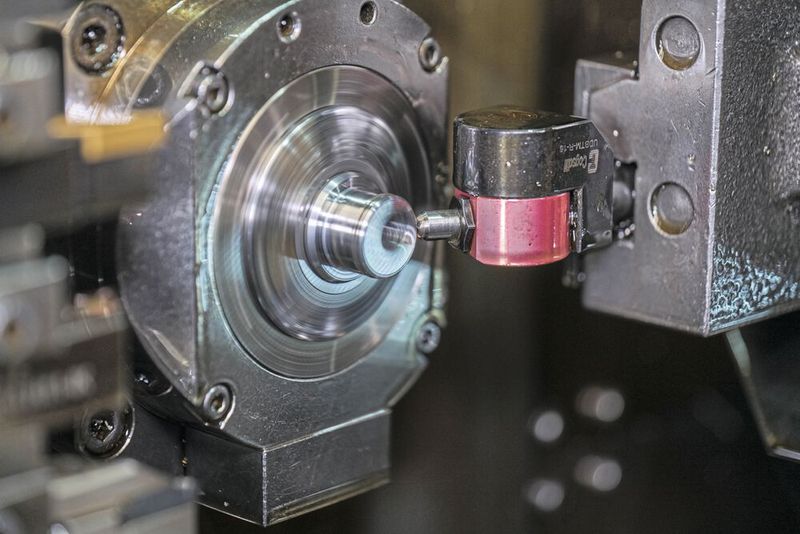 Als letztes Werkzeug kommt das Diamant-Glattwalzwerkzeug UDBTM-R-16 zum Einsatz. Bei einer vc von 100 Metern pro Minute und einem Vorschub von 0,05 Vorschub pro Umdrehung dauert es nicht einmal sechs Sekunden, um die etwa 10 Millimeter lange Fläche glattzuwalzen und die Oberflächengüte sowie die Zylindrizität drastisch zu verbessern. Dabei wird eine Toleranz von 7 bis 12 Mikrometern eingehalten.(Bild:  Kempf)