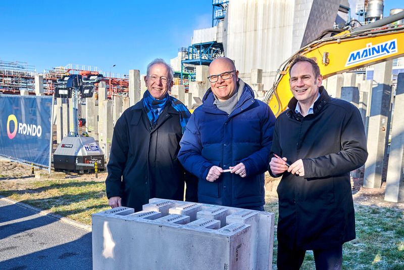 Symbolischer Spatenstich: John O’Donnell, CIO und Gründer von Breakthrough Energy, Tobias Goldschmidt, Minister für die Energiewende, Klimaschutz, Umwelt und Natur des Landes Schleswig-Holstein, und Dr. Thorsten Dreier, CTO von Covestro, unterschreiben einen Ziegelstein, der in der Wärme-Batterie verbaut wird. (Bild: Covestro)