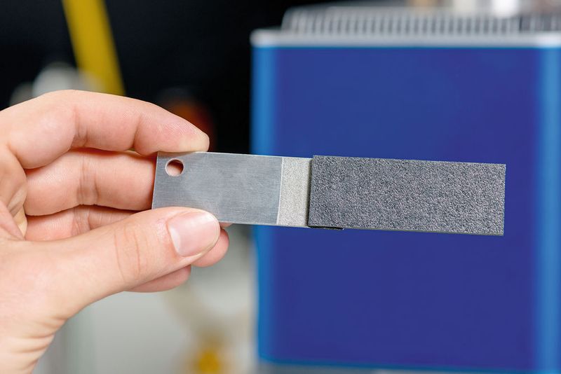 Eine Metall-Kunststoff-Verbindung wie aus einem Guss. (Bild: TU München)