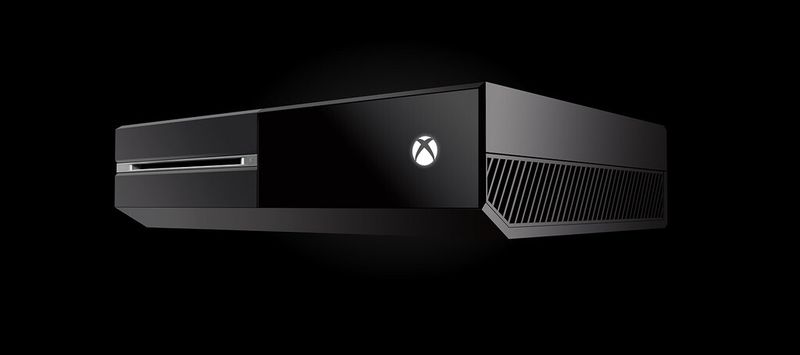 Die neue Hardware der Xbox One ist elegant und modern. Sie ist aus einem griffigen, tiefschwarzen Material hergestellt und verfügt über eine charakteristische abgeschrägte Kante. (Bild: Microsoft)