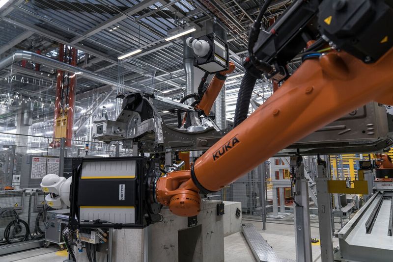 Das Laserradar bei BMW in Dingolfing im Einsatz: Es erfasst aufgeschweißte Bolzen, die aus der Lagetoleranz sind. Korrekturen können automatisch an die Schweißanlage übermittelt werden, die dann sofort reagieren kann. (BMW)