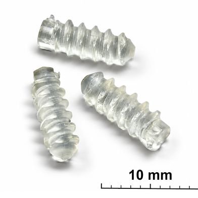 Microviti mediche realizzate in Resomer LR 704 S, un polimero bioriassorbibile di Evonik, prodotte mediante microiniezione su una Boy XS E dotata di un’unità di plastificazione da 8 mm e del sistema a canale caldo micro L2X-Mikro di Ewikon. (Bild: Ragazzo)