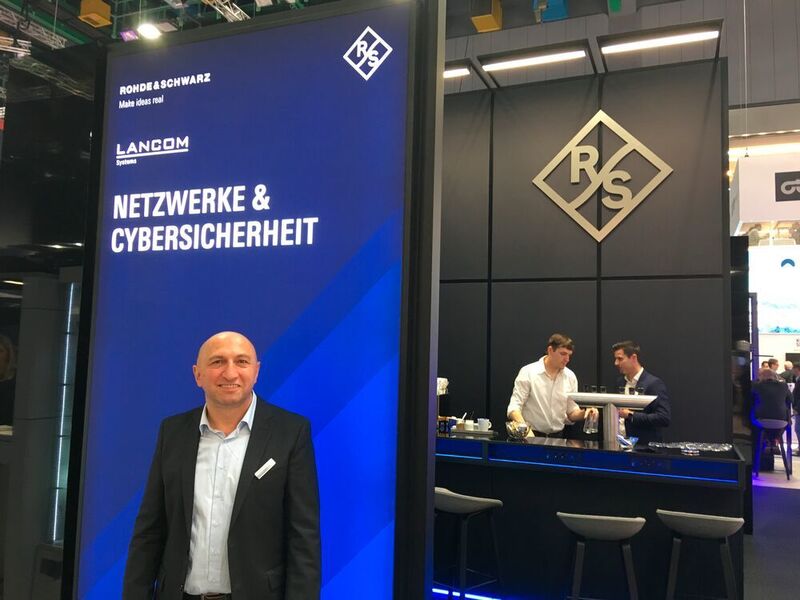 Rohde & Schwarz Cybersecurity  Rohde & Schwarz ist einer der weltweit führenden Hersteller von Informations- und Kommunikationstechnik für professionelle Anwender. Im Zuge der Spezialisierung auf IT-Sicherheitsprodukte stellt das Unternehmen auf der it-sa R&S Trusted endpoint suite vor, eine Lösung für Desktop-Sicherheit. Die softwarebasierte Sicherheits-Suite kann ohne spezielle Hardware genutzt werden und richtet sich besonders an Organisationen, Behörden und geheimschutzbetreute Unternehmen. Die zugrundeliegenden kryptographischen verfahren sind BSI-konform und die Software ermöglicht Mitarbeitern den verschlüsselten Zugriff an öffentlichen Orten auf das Unternehmensnetzwerk. Einzelne Komponenten der Suite sind individuell konfigurier- und verwendbar. Mehr Informationen unter www.rohde-schwarz.com  (Vogel Communications Group )