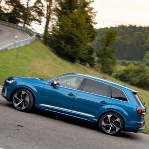 Trotz seiner enormen Masse schafft der Allradler den 100-km/h-Sprint in 4,1 Sekunden.(Bild:  Audi)