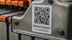 im Hinblick auf die ab 2027 verbindlichen Anforderungen der EU Battery Regulation wurde jetzt eine standardisierte Grundlage für die Umsetzung des digitalen Batteriepasses geschaffen.  (Bild: © Marina Dubin – stock.adobe.com/KI-generiert.)