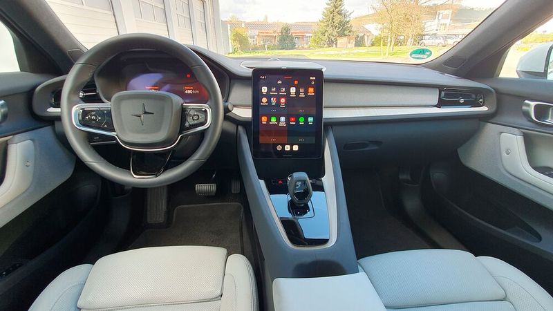 3. Der Innenraum: Das Interieur des aktuellen Polestar 2 ist rundum gelungen. Klassische Bedienelemente finden sich so gut wie nicht mehr, lediglich der modern anmutende Schalthebel, zwei sicherheitsrelevante Tasten und ein praktischer, großer Drehknopf für die Audio-Lautstärke sind geblieben. (Bild: Mauritz – VCG)