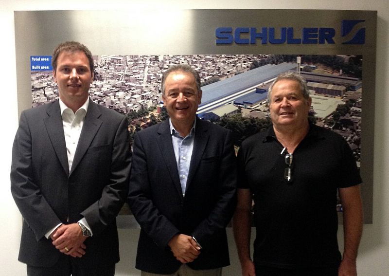Und noch ein Großauftrag: Hartmut Kussmaul und Walter Gut von Schuler (rechts und links) mit Gustavo Gunter von Tuberías Procarsa beim Abschluss des Vertrages über die Lieferung eines Rohrwerks. (Bild: Schuler)