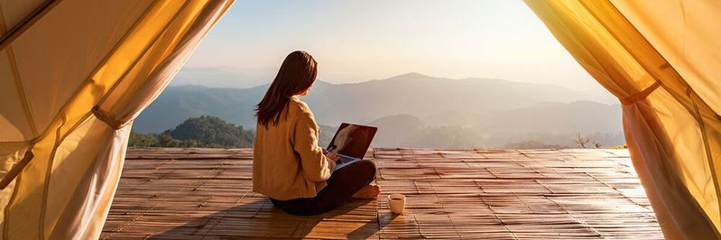 „Workation“ ist im Aufschwung – zumindest bei jenen, die es sich leisten können und auf den passenden Stellen sitzen „Workation“ ist im Aufschwung – zumindest bei jenen, die es sich leisten können und auf den passenden Stellen sitzen