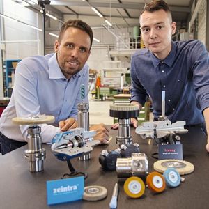 Dominik Rothenberger (li., Technischer Aussendienst, Zeintra AG) und Zarko Milic (Leiter Serienteilefertigung, Herzog Systems AG). Z. Milic: «Das Entgraten per Bürstverfahren ist neu eine unserer Schlüsselkompetenzen, das uns in die Lage versetzt hat, einen voll automatischen Fertigungsprozess zu gewährleisten, vom Rohteil bis zum fertig vermessenen Fertigteil.»(Bild:  Matthias Böhm)