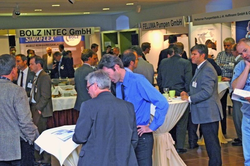 Auch die begleitende Ausstellung bietet Gelegenheit zum Erfahrungsaustausch. (Bild: PROCESS)