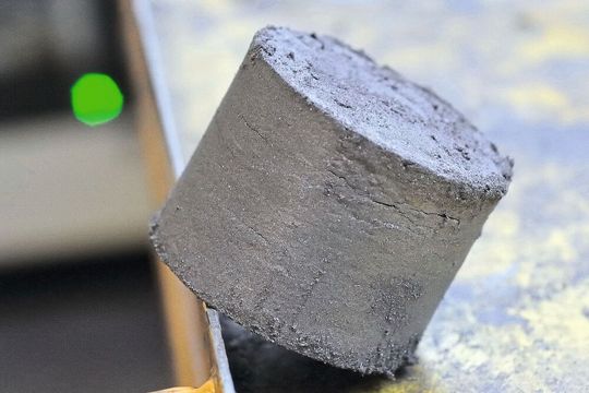 Trocken: Briketts aus Schleifschlamm ohne Schleiföle und Kühlschmiermittel lassen sich problemlos entsorgen.(Bild:  Ruf)