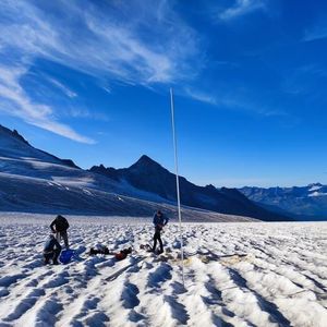 Lavori presso il punto di misurazione più alto del ghiacciaio del Rodano, nel Cantone del Vallese. Quest’estate il ghiacciaio si è ritirato fino alle quote più elevate: un fenomeno che non si era mai verificato da quando sono iniziate le registrazioni, prima del 2022.(Fonte: M. Huss)