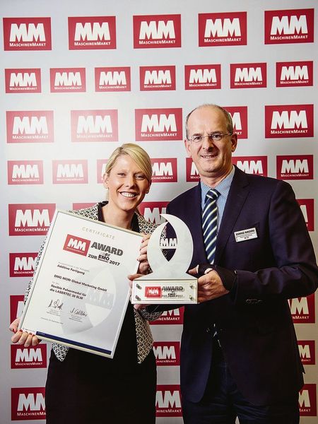 Kategorie „Additive Fertigung“ – DMG Mori Global Marketing GmbH (Halle 2, Stand A21): Flexibles Pulvermodul für die Lasertec 30 SLM. (V.l.): Stine Mayer, Leiterin Technische Kommunikation, Patrick Diederich, Managing Director bei der Sauer GmbH Ultrasonic. (Roman Pawlowski)