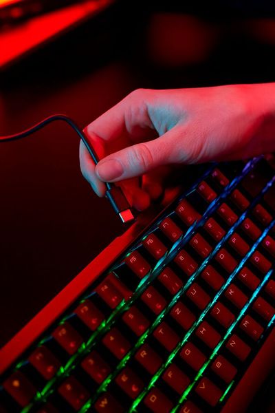 Das USB-Kabel lädt nicht nur den Akku, sondern stellt auch eine USB-Verbindung zum Rechner her. (Bild: Cherry)