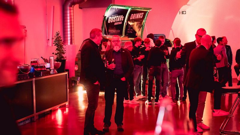 Gute Gespräche und das ein oder andere Kaltgetränk machten die Preisverleihung für alle Teilnehmer zum gelungenen Abend. (Bild: Stefan Bausewein)