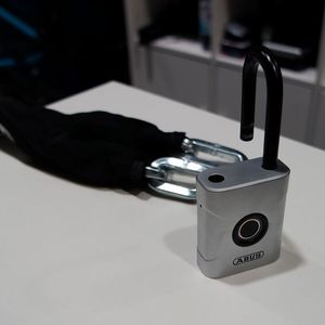 Das Abus Touch lässt sich mit einer Kette zum smarten Fahrradschloss kombinieren. (Bild:  SP-X/Mario Hommen)