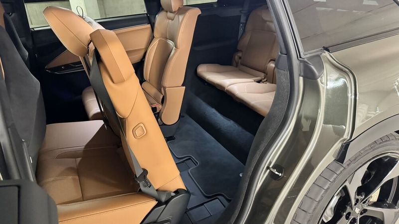Mit einem Knopfdruck fährt die mittlere Sitzbank automatisch nach vorne. Der Einstieg in die dritte Reihe gelingt so komfortabel. (Bild: Schreiner – »kfz-betrieb«)