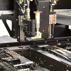 Kompakte Komponenten + kompakter Kopf = jede Menge Bewegungsfreiheit der Maschine.(Bild:  SMM)