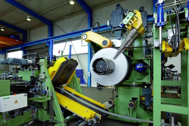 Kohler-Querteilanlagen arbeiten vom Coil; die Bandeinführung erfolgt dabei automatisch über die Bandschleifenbildung. (Archiv: Vogel Business Media)