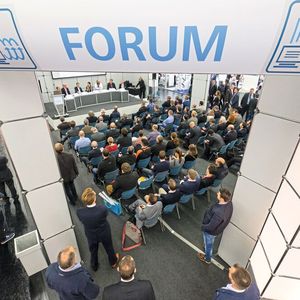 Zahlreiche Foren und Podiumsdiskussionen zu brennenden Fragen der Automatisierung und Digitalisierung ergänzen das Messeangebot.