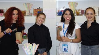 Besa Agaj, IT-BUSINESS und Helena Herkert von Ingram Micro mischen sich eine bunte Tüte Süßigkeiten. (IT-BUSINESS)