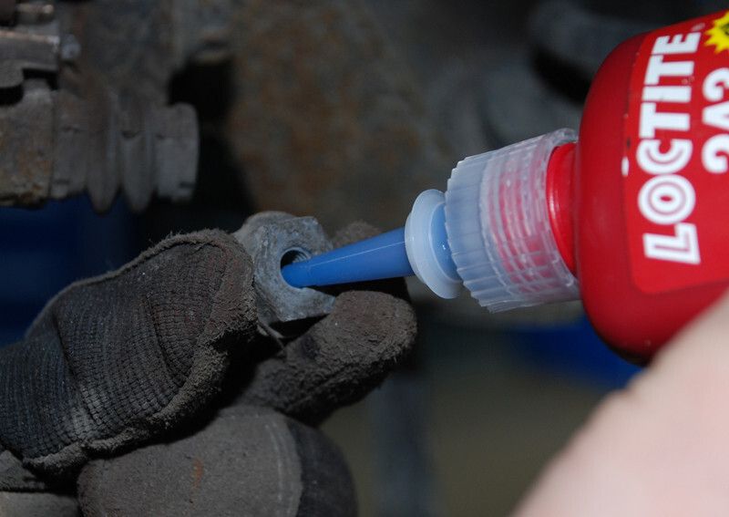 Die Sicherung mit anaeroben Klebstoffen die Verbindung vibrationsbeständig und ermöglicht eine kontrollierte Schraubenvorspannung. (Bild: Henkel)