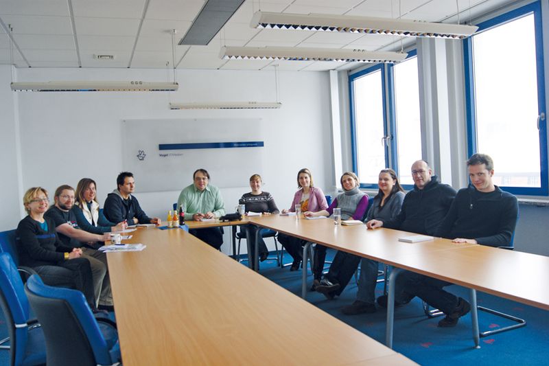 Redaktionskonferenz: Täglich um 10.30 Uhr „meetet“ die Redaktion im Konferenzraum „Zuse“, um die aktuelle Nachrichtenlage zu diskutieren. Hier werden Themen, Termine und weitere Aufgaben verteilt und sich gegenseitig um Rat gefragt. Hier im Bild von links nach rechts: Regina Böckle, Stefan Riedl, Ira Zahorsky, Dr. Andreas Bergler, Harry Jacob (Redaktionsleiter), Katrin Hofmann, Sarah Maier, Sylvia Lösel, Heidi Schuster, Erwin Goßner und Daniel Feldmaier. (Archiv: Vogel Business Media)