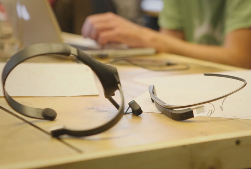 Der Neurosky-Biosensor (links) und Google Glass (thisplace)