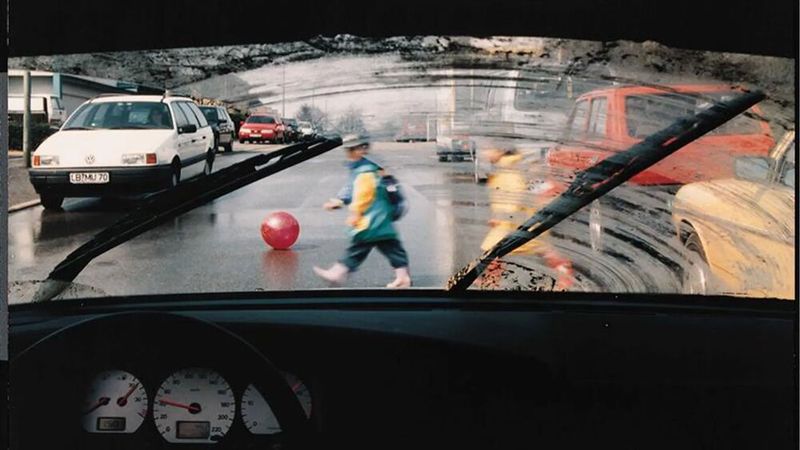 Vergleich eines herkömmlichen Scheibenwischers (re.) mit einem Bosch-Twin-Modell (li.) 1994. (Bild: Bosch)