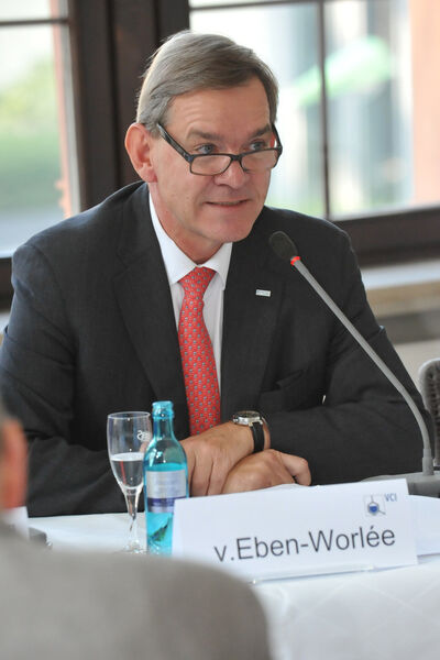Reinhold von Eben-Worlée, Vorsitzender des VCI-Ausschusses Selbstständiger Unternehmer (ASU), auf der VCI-Pressekonferenz (Bild: VCI/Fuest)