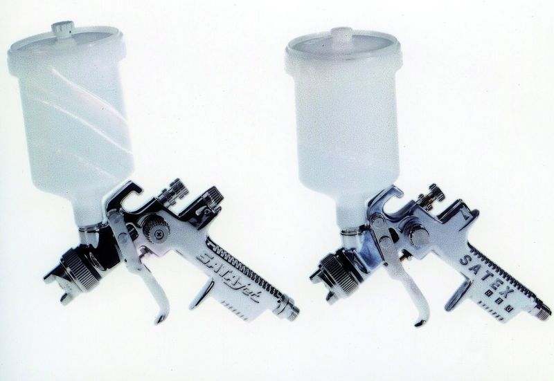 Rechts ist das Original, die hochwertige Sata-jet des gleichnamigen Lackierpistolenherstellers. Links ist der billige Nachbau. Deutlichster Unterschied ist ein fehlendes Einstellrad sowie der kantige Pistolengriff, der bei der echten Sata-jet ergonomischer geformt ist. (Archiv: Vogel Business Media)