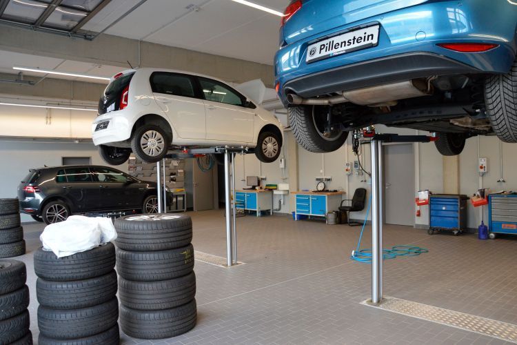 Direkt daneben befinden sich drei Pkw-Arbeitsplätze. (Achter / »kfz-betrieb«)