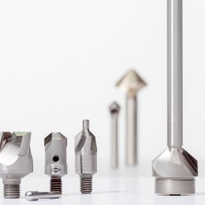 Die Herstellung von präzisen, kreisförmigen Senkungen und Planflächen auf bereits vorgebohrten Bohrungen, wie sie im Flugzeugbau typisch sind, gelingt mit diesen Mapal-Werkzeugen. (Bild:  Mapal)