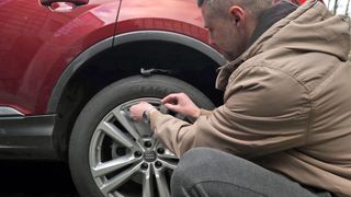 Wilhelm Harms platziert ein Teil der Kunststoff-Radkappen. Sie hilft den Spritverbrauch zu reduzieren. (Bild: FH Dortmund)