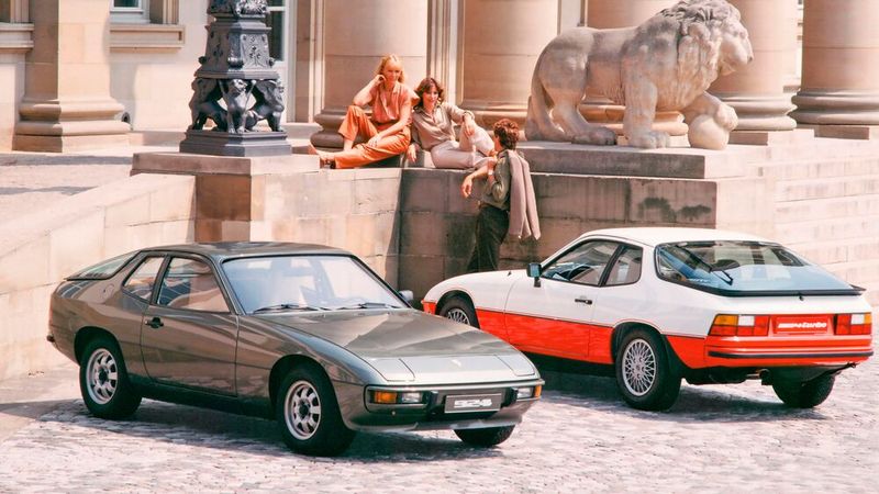 Gemischtes Doppel: Porsche hat mit 924 und 924 Turbo (rechts, ab 1978, hier im dynamischen Zweifarbenlook) eine junge Zielgruppe im Blick. Die betonte Coolness der Models symbolisiert in der damaligen Werbung den Zeitgeist. (Bild: Porsche AG)