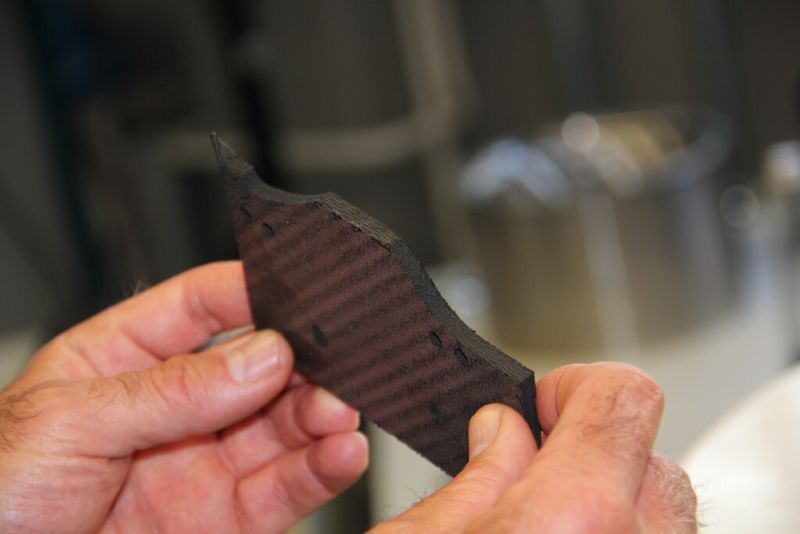 Gefräste und geborte Probe aus kohlenfaserverstärktem Kohlenstoff (CFC). Sie hat eine Wanddicke von 5,5 mm. Der Faservolumengehalt liegt bei 80%. Aus CFC werden unter anderem Chargenträger für Wärmebehandlungsöfen hergestellt, die ohne Sauerstoff arbeiten. (Bild: Kraus)