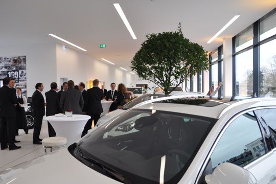 Durch Opalglasabdeckung der in die Decke bündig eingebauten Linearbeleuchtung gibt es keine Schlagschatten mehr auf dem Lack der Showroom-Autos. (Archiv: Vogel Business Media)