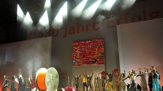 Feurige Tanzshow rund um die Ölflex-Kabeltrommel (Archiv: Vogel Business Media)