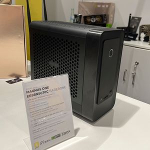 Bei Zotac neu auf der Gamescom: der Magnus One mit AMD-Prozessor. In dem auch als Barebone lieferbaren Mini-PC ist ein Ryzen 9 9850HX mit 12 Zen-5-Cores auf das Mainboard gelötet. Als GPU wird maximal die Geforce RTX unterstützt.(Bild:  Vogel IT-Medien)