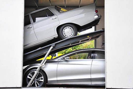 Einträchtig vereint: Oldtimer (oben) und Zukunftsvision. (Archiv: Vogel Business Media)