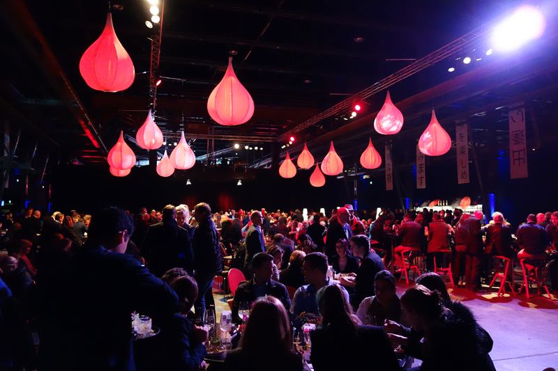 Im Zenith spielte später die Live-Band. (Bild: IT-BUSINESS)