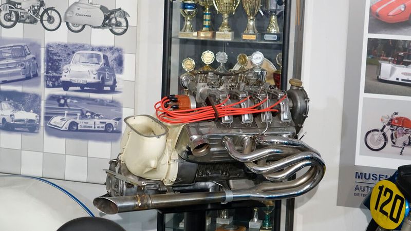 1962 wird Sigfried Spiess Deutscher Berg-Meister auf NSU. 1965 wiederholt er den Triumph. Der von Spiess getunte Motor des 1000er wird von NSU im TTS serienmäßig verwendet. Der Erfolg  legte den Grundstein zum späteren Tuning-Betrieb. Der Name Spiess ist untrennbar mir NSU verbunden. Spiess zählt noch heute zu den bekannten Größen der Tunerszene. (Bild: Dominsky – VCG)