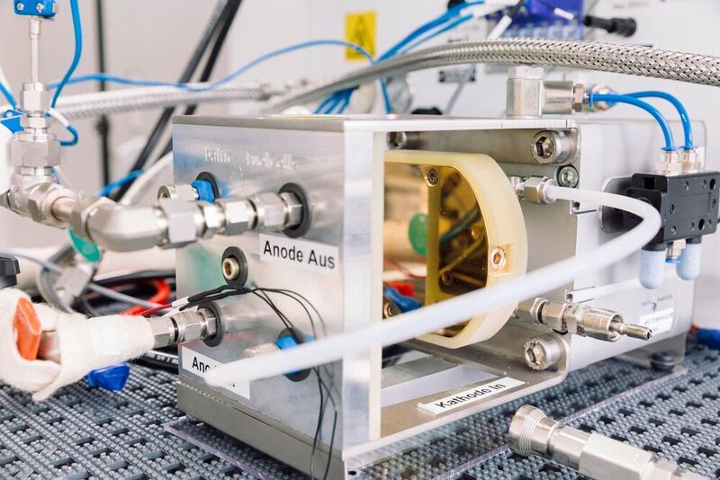 Am Fraunhofer IMWS werden Materialien für die Wasserelektrolyse im Hinblick auf Lebensdauer und Effizienz optimiert. (Fraunhofer IMWS/Sven Döring)