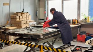 Auch heute schon gibt es freie Werkstätten, die an Hochvoltbatterien arbeiten – das soll auch künftig erlaubt sein. (Bild: Schreiner – VCG)