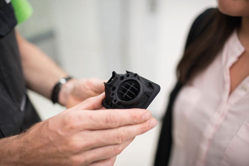 Das hochkomplexe Kunststoffbauteil für die Kinostühle integriert Auslässe für Duftstoffe, Wasserdampf und Beleuchtungselemente. (Bild: 1zu1 Prototypen/Darko Todorovic)